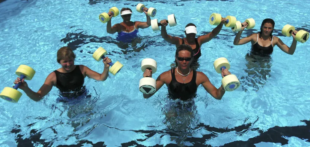 Zajęcia fitness w basenie z piankowymi hantlami, podobne do Aqua Zumby