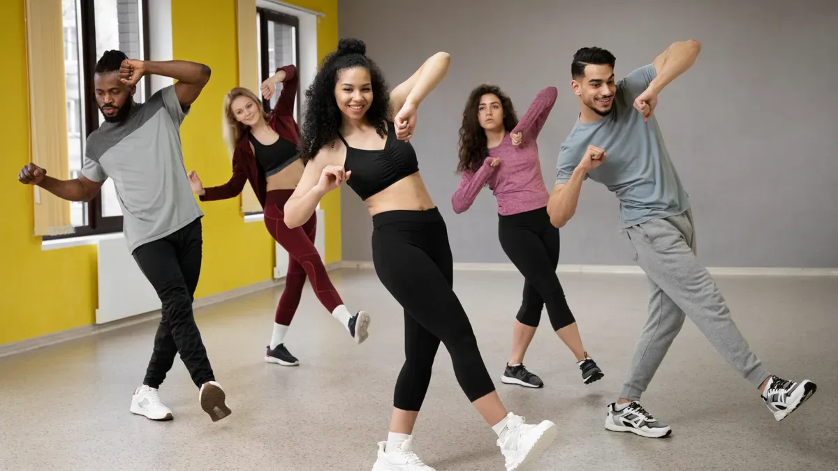 Ile zarabia instruktor zumby: grupa na tanecznych zajęciach fitness w jasnej sali