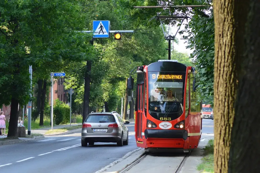 Czerwony tramwaj w aglomeracji śląskiej, dojazd na weekendowy kurs z okolicznych miast