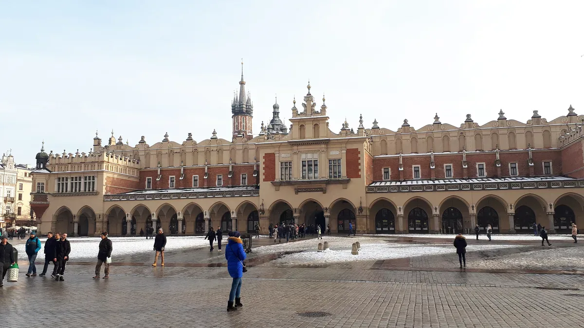 Kurs trenera personalnego w Krakowie: Sukiennice na Rynku Głównym zimą