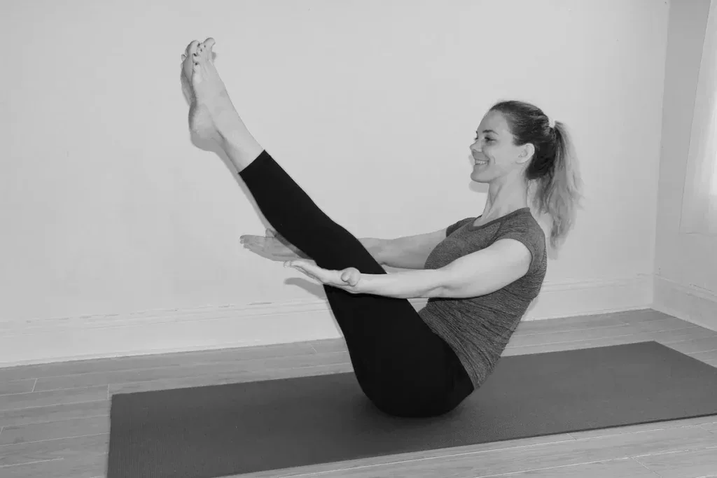 Kobieta wykonuje teaser na macie; pilates na macie i na reformerze to osobne kursy