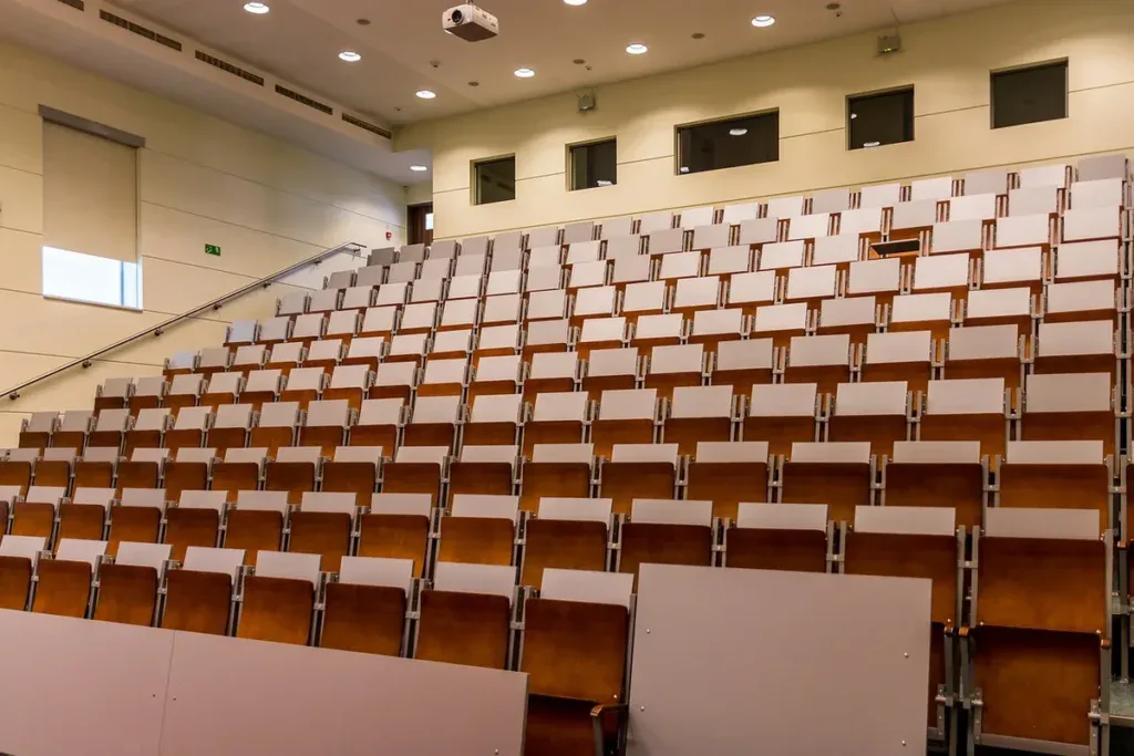 Pusta sala wykładowa na uczelni, gdzie studia z wychowania fizycznego obejmują zajęcia dla trenerów